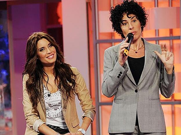 Pilar Rubio junto a la directora de la Academia de 'Operación triunfo' en 2011, Nina, en la presentación del programa.