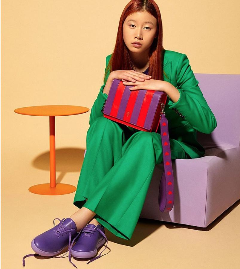 Realizado en piel de vacuno con interior de piel de cabra, esta mezcla de zapato oxford con deportiva es perfecta para mezclar dress codes. Además, en un color morado que no puede ser más tendencia. Disponible del 36 al 40.