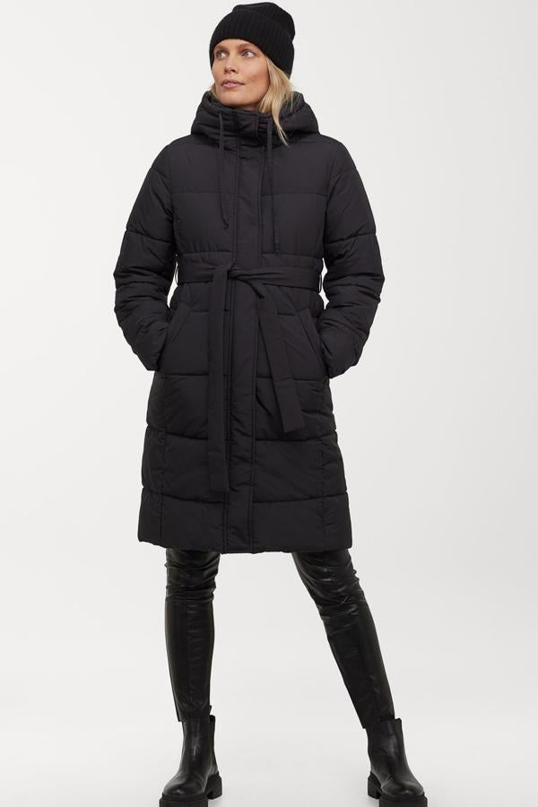 Este abrigo acolchado en tejido guateado de color negro cuenta con capucha forrada y cordón de ajuste. Con cinturón para anudar bajo el pecho, es de H&M y tiene un precio de 69,99 euros.