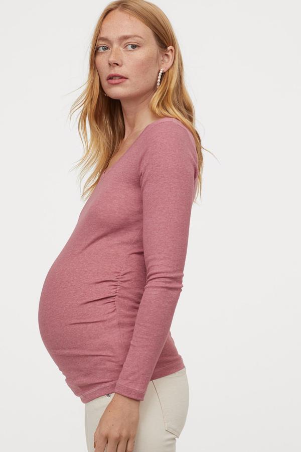 Esta camiseta rosa (también está disponible en blanco o en gris) de manga larga en punto elástico cuenta con escote amplio y fruncidos laterales para ajustar. Es de H&M y tiene un precio de 12,99 euros.