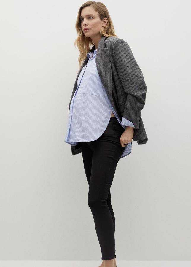 Disponibles también en color azul, estos jeans negros de corte skinny y tiro alto cuenta con banda de punto elástica en la cintura para mayor comodidad y sujeción. Son de Mango y tienen un precio de 39,99 euros.