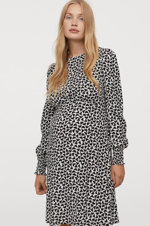 En color crudo con estampado en negro, este vestido corto con mangas largas abullonadas con fruncido ancho y ribete de volante en los puños cuenta con fruncido bajo el pecho y tiene un precio de 29,99 euros. Es de H&M.