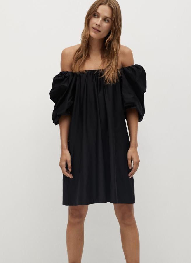 En tejido fluido de color negro, este vestido corto con diseño acampanado y escote cuadrado cuenta con manga corta abullonada con detalles elásticos. Tiene un precio de 29,99 euros.