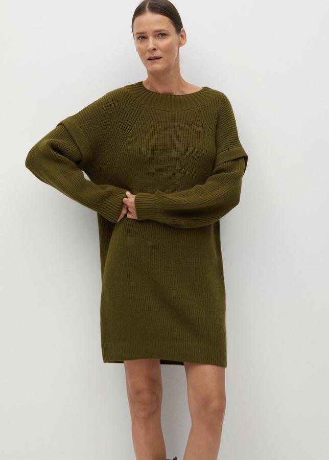 Este vestido corto de punto en color verde oliva cuenta con cuello redondo y detalle de volante en la manga. Con terminaciones de canalé, tiene un precio de 39,9 euros.