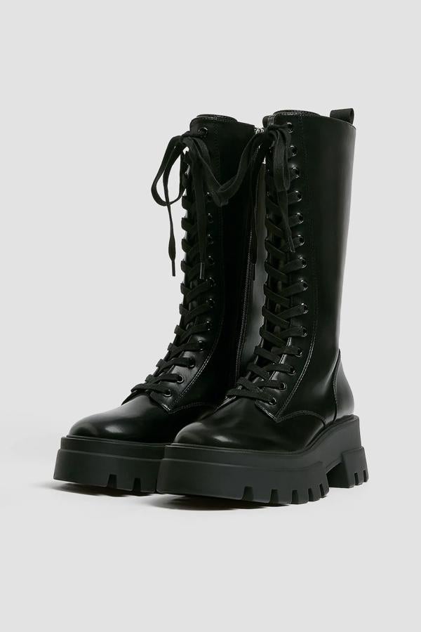 En color negro, estas botas acordonadas con suela gruesa tipo track cuentan con cierre mediante cremallera en la parte interior y una altura de 6 centímetro. Son de Pull & Bear y tienen un precio de 49,99 euros.
