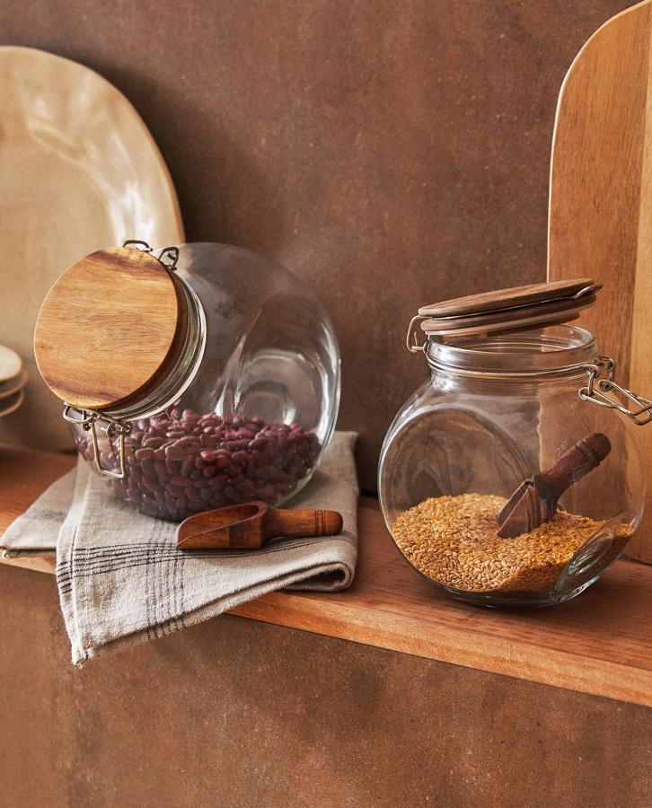 Disponible en dos tamaños diferentes, este bote inclinado de vidrio con tapa de madera incluye palita de madera. Sus precios son 9,99 euros y 12,99 euros, dependiendo del tamaño.