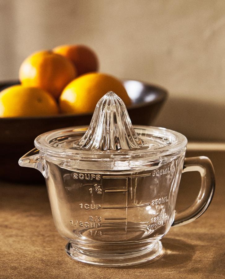 Este exprimidor de vidrio cuenta con jarra de medición y tiene un precio de 19,99 euros.