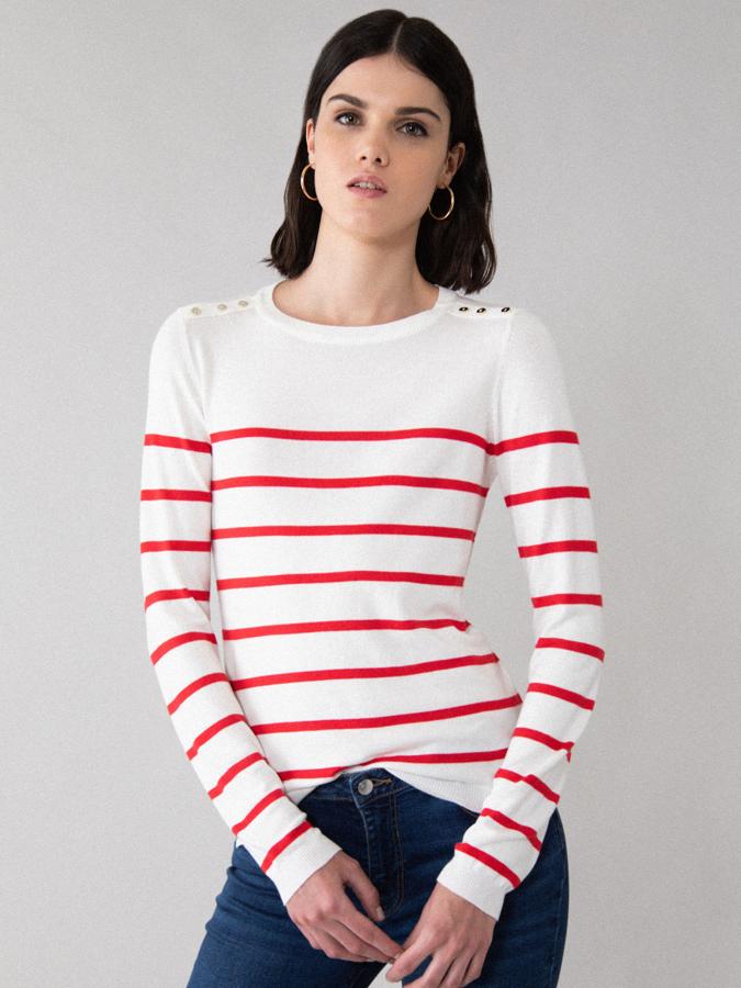 Este jersey de punto fino en color blanco con finas rayas en rojo cuenta con detalle de botones dorados en los hombros. Es de Lefties y tiene un precio de 9,99 euros.