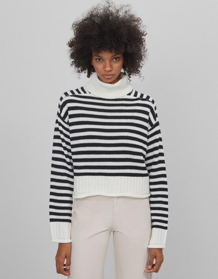 En color crudo con rayas negras, este jersey de cuello alto es de Bershka y tiene un precio de 19,99 euros.