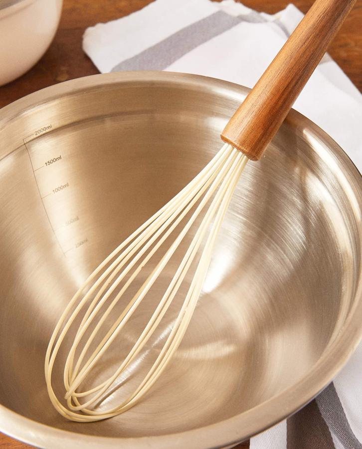 Esta varilla de cocina de silicona blanca y mango de madera de acacia tiene un precio de 7,99 euros.