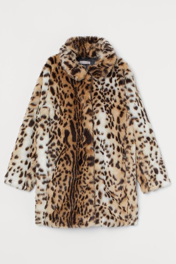 Con estampado de leopardo, este abrigo de pelo sintético cuenta con cierre mediante botones de presión ocultos en la parte delantera. Es de H&M y tiene un precio de 99 euros.