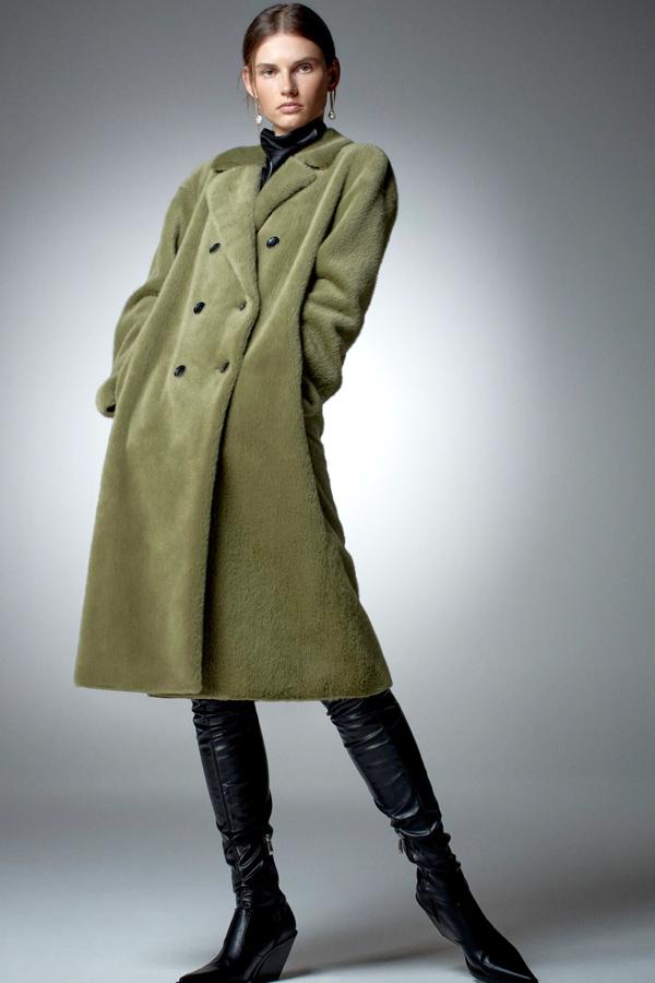 Este abrigo efecto pelo en color verde está arrasando. Con bolsillos laterales ocultos en costura y cierre frontal cruzado con botones, es de Zara y tiene un precio de 89,95 euros.