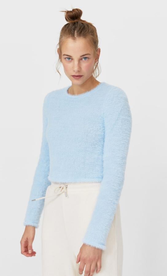 Disponible en azul celeste o color piedra, esta camiseta corta de tacto suave con cuello redondo y manga larga tiene un precio de 15,99 euros.