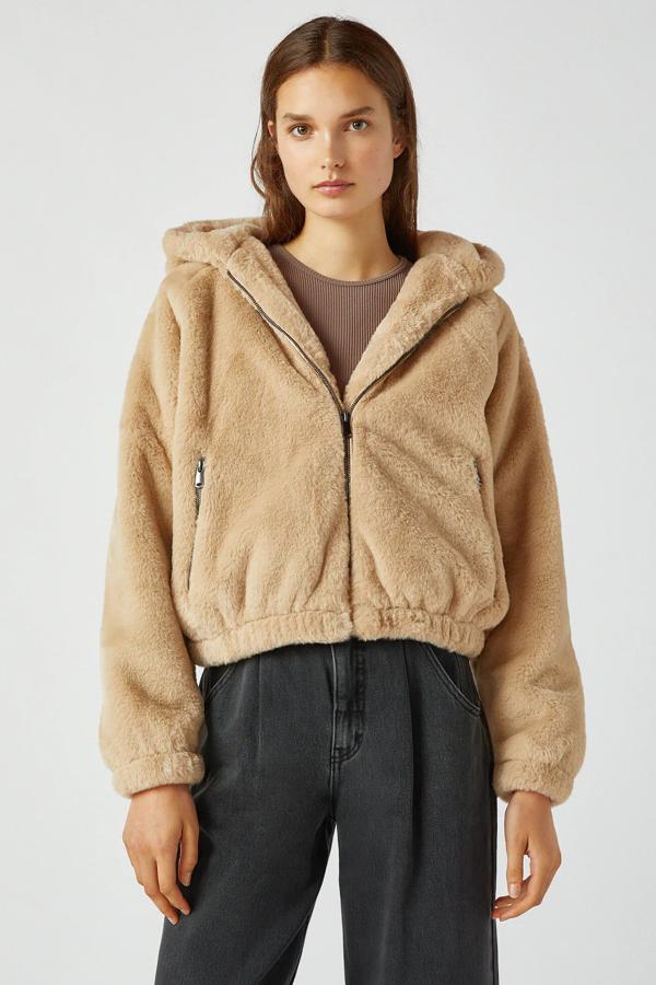 Esta cazadora de pelo corto en color arena también está disponible en negro. Con capucha y cierre de cremallera, es de Pull & Bear y tiene un precio de 35,99 euros.