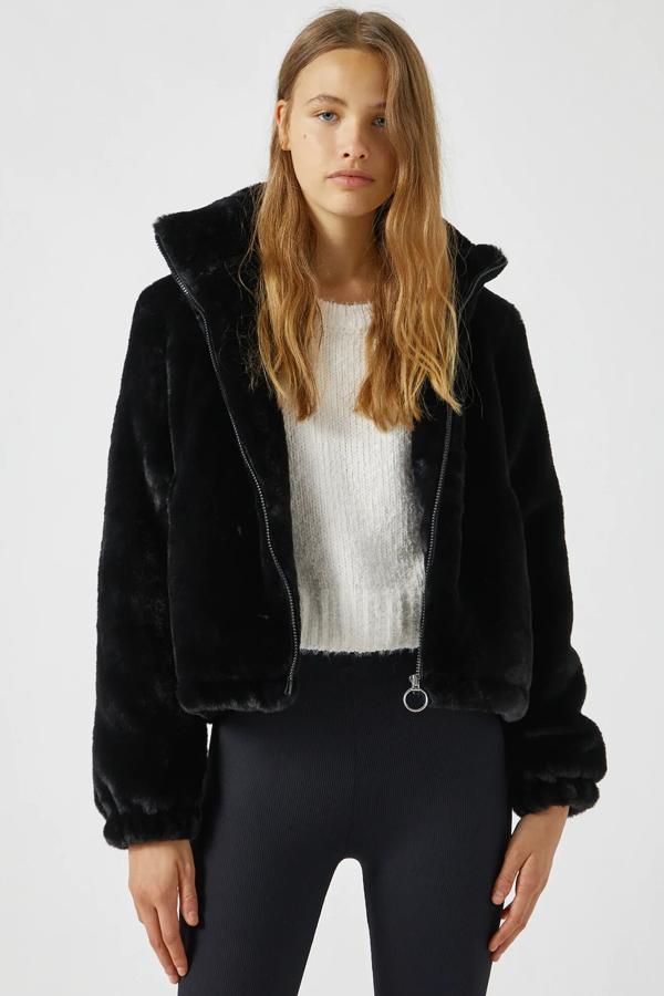 Disponible en negro o marrón, esta cazadora de pelo con cuello alto y cierre mediante cremallera es de Pull & Bear y tiene un precio de 29,99 euros.