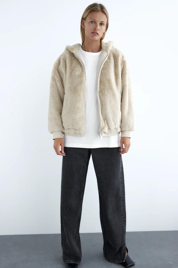 Esta cazadora reversible de efecto pelo en color crudo cuenta con cuello subido y capucha. Con el interior de ante, es de Zara y tiene un precio de 59,95 euros.