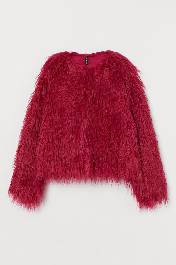 En color rosa oscuro, esta chaqueta de pelo sintético largo con corchetes ocultos es de H&M y tiene un precio de 49,99 euros.