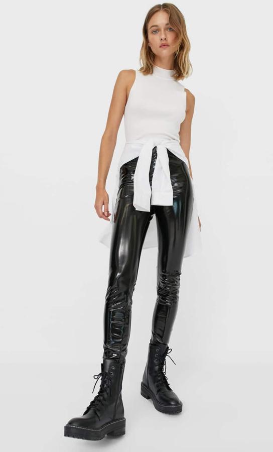 En color negro, estos leggins de vinilo de tiro alto y cintura elástica tienen un precio de 19,99 euros.