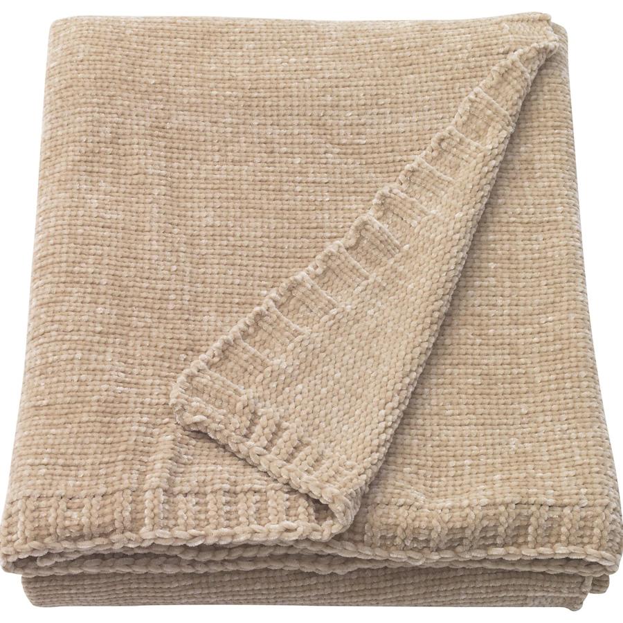 En tejido de chenilla, esta suave manta en color beige de 130x170 centímetros tiene un precio de 19 euros.