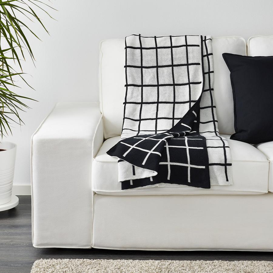 Con cuadros en blanco y negro, esta manta de algodón grueso reversible mide 130x170 centímetros y tiene un precio de 30 euros.