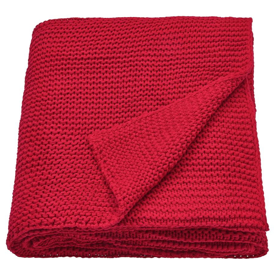 En color rojo (aunque también está disponible en azul claro, hueso o rosa claro), esta manta de 130x170 centímetros tiene un precio de 30 euros.