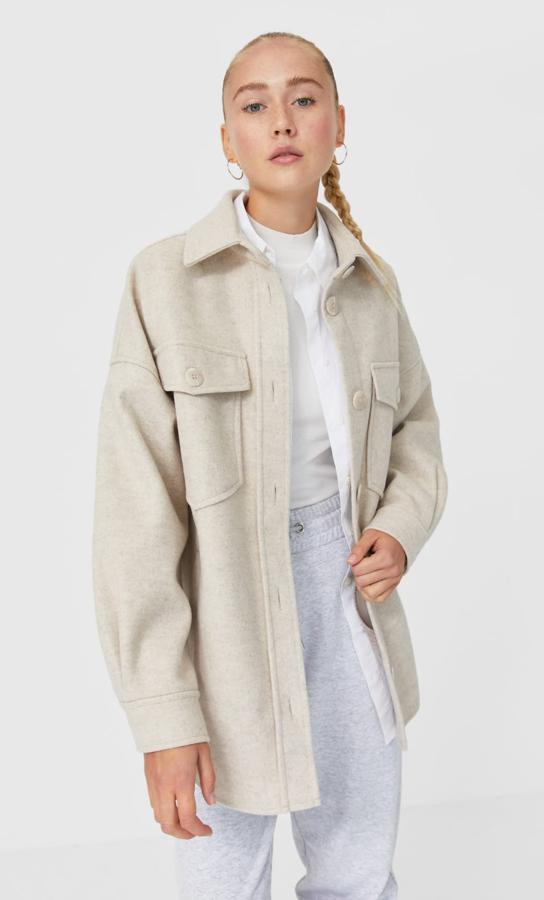 Disponible en varios colores, esta sobrecamisa de punto oversize cuenta con bolsillos delanteros y laterales y tiene un precio de 29,99 euros.