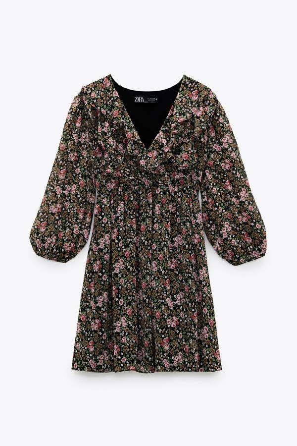 Con estampado floral, este vestido con escote de pico con volantes y manga larga acabada en elástico tiene un precio de 15,99 euros.