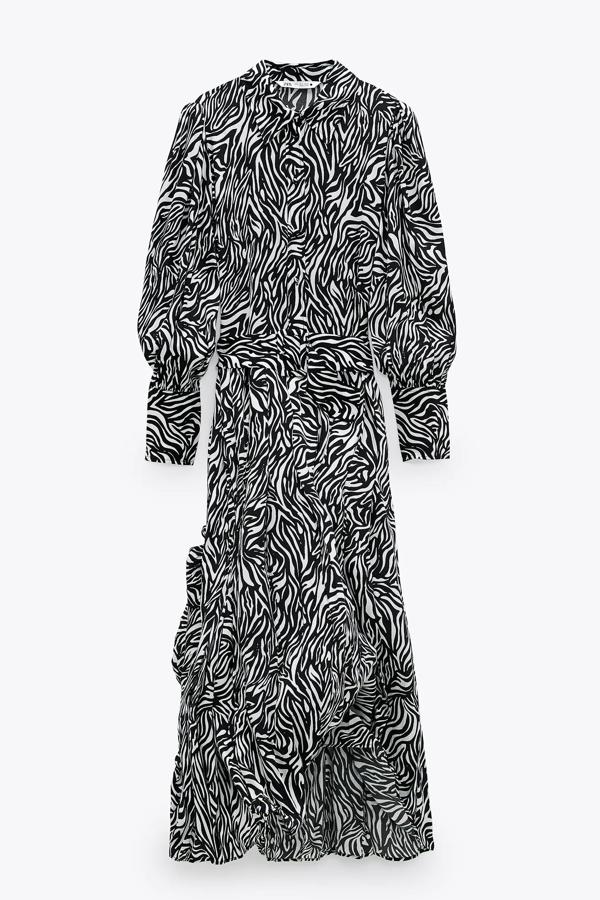 Con estampado de cebra en blanco y negro, este vestido midi con manga abullonada y cinturón con hebilla forrada tiene un precio de 19,99 euros.