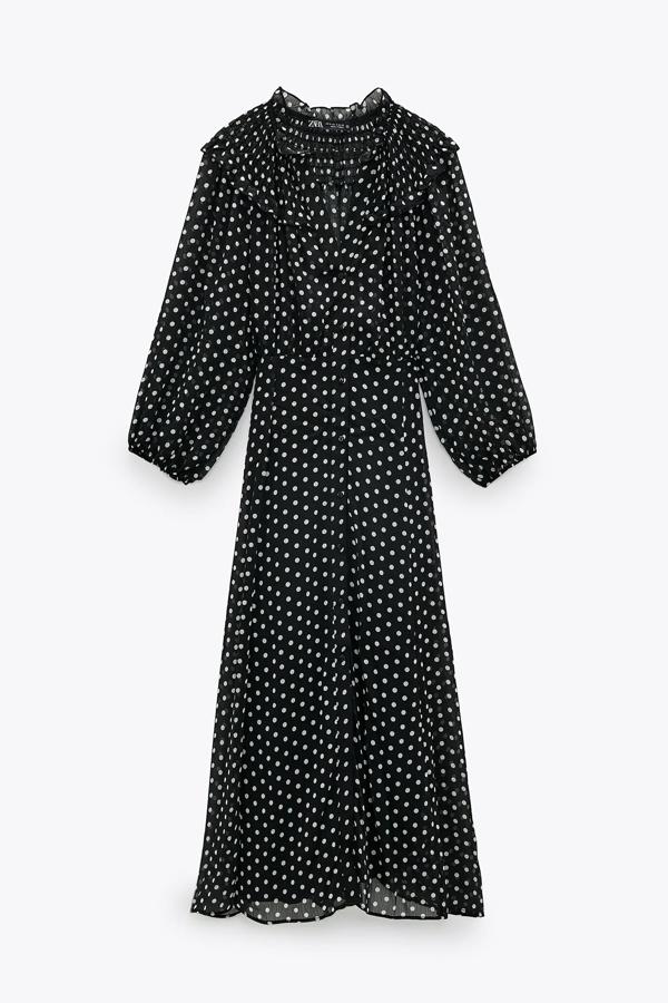 En negro con topos en crudo, este vestido midi con cuello subido y volante cuenta con escote de pico y bajo acabado en evasé. Tiene un precio de 19,99 euros.