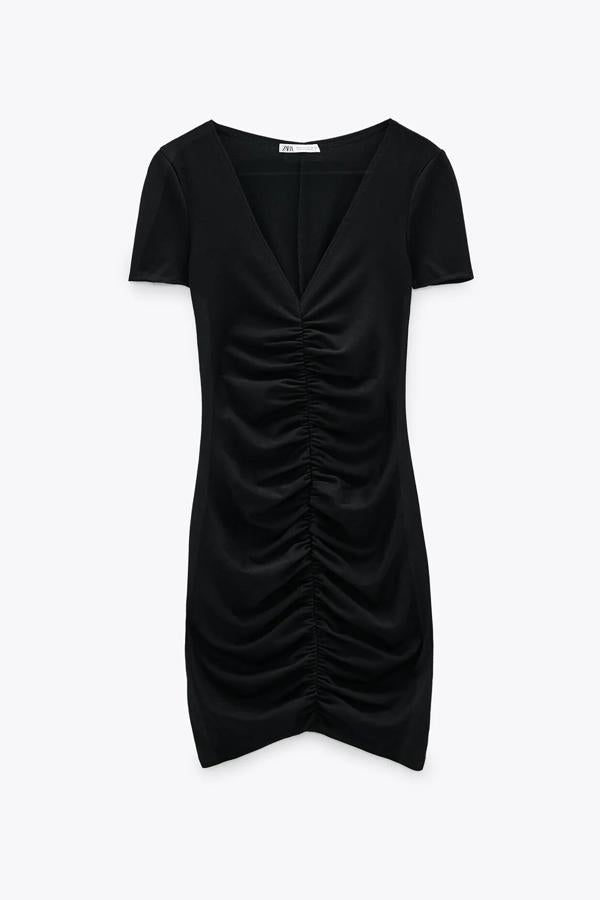 Este vestido negro de escote de pico y manga corta cuenta con detalle de tejido drapeado en la parte delantera y tiene un precio de 7,99 euros.