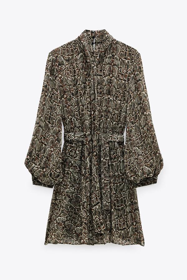 Con estampado de serpiente, este vestido de cuello subido con lazada y manga abullonada cuenta con cintura elástica y cinturón con hebilla forrada. Tiene un precio de 19,99 euros.