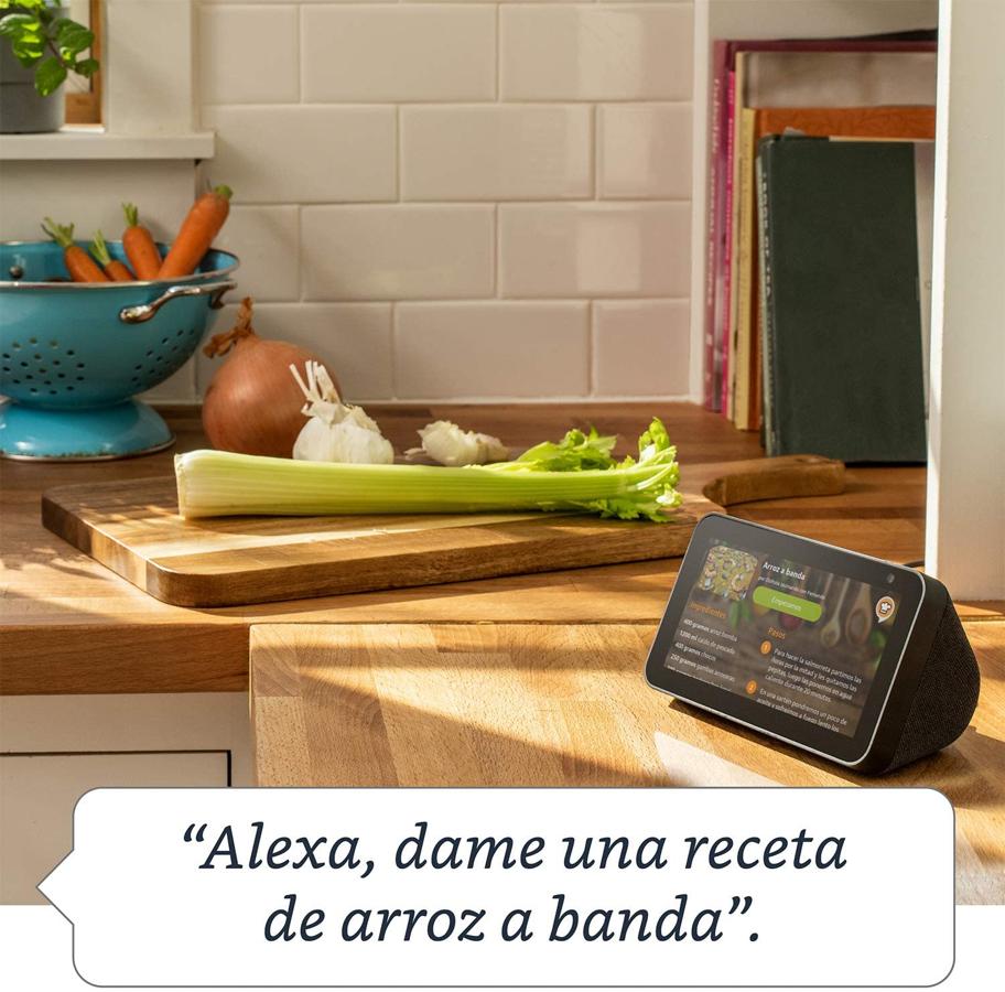 "Alexa, di 'mejores ofertas del Amazon Prime Day, para nuestra casa", y entre ellas, seguro que te muestra el nuevo dispositivo  Echo Show 5  rebajado de 89.99 a 44.99 euros.