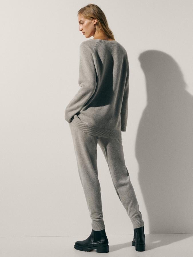 En color gris y confeccionado en tejido 100% cashmere, este pantalón de punto de Massimo Dutti con corte jogging viene con dos bolsillos laterales, bajo elástico y cintura elástica ajustable con cordón. Tiene un precio de 149 euros y está disponible en las tallas S, M y L.