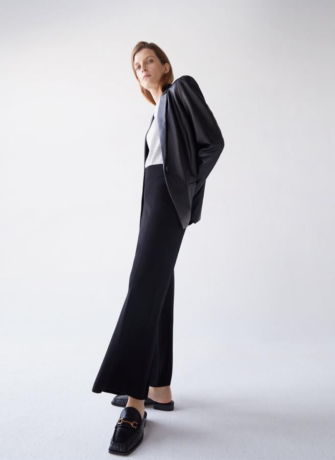 Este pantalón de punto en color negro es de Uterqüe, viene con cinturilla con goma elástica en el interior y cuesta 79 euros. Podemos encontrarlo en las tallas S, M y L.