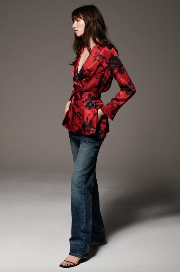 Esta bonita blusa que parece una blazer es de Zara y viene con estampado floral en tonos azules y negros con cuello solapa y escote de pico cruzado. Con cinturón con hebilla forrada a tono, tiene las mangas largas acabadas en puño con abertura y cierre frontal cruzado de botones forrados. Está disponible entre las tallas XS y XL por 39,95 euros.