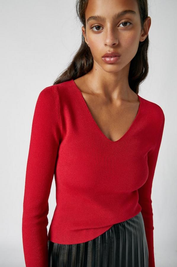 Con escote de pico, mangas largas y confeccionado en viscosa, este jersey rojo de Pull&Bear tiene un precio de 15,99 euros y está disponible únicamente en la talla M.