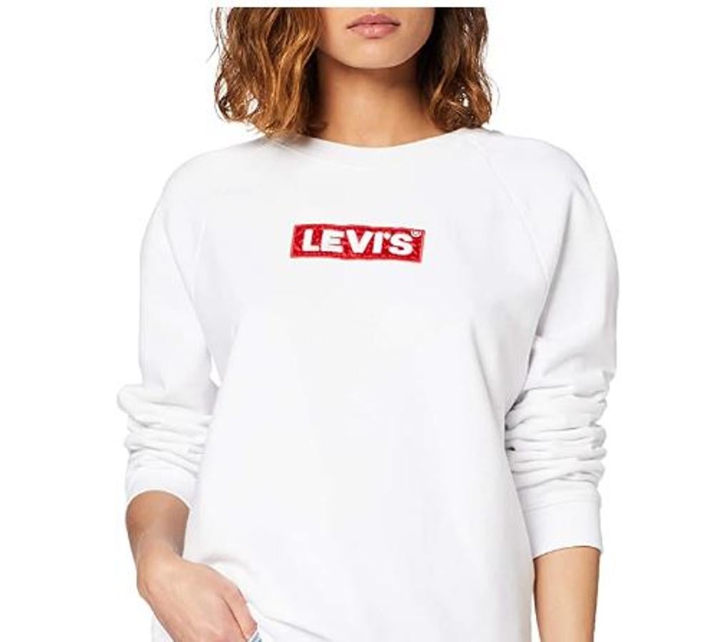Ir a la moda no está, ni debe estar, reñido con está cómoda. Esta filosofía, más a menudo comentada que practicada, es la que impregna  este modelo de sudadera Levi’s Relaxed Graphic Crew , para mujeres que no tienen miedo a darle un toque informal a su outfit diario. Está hecha 100% en algodón, con cuello redondeado y se puede lavar a máquina sin problema. La tienes disponible en 12 colores por sólo 17,89 euros, rebajada al 58%.