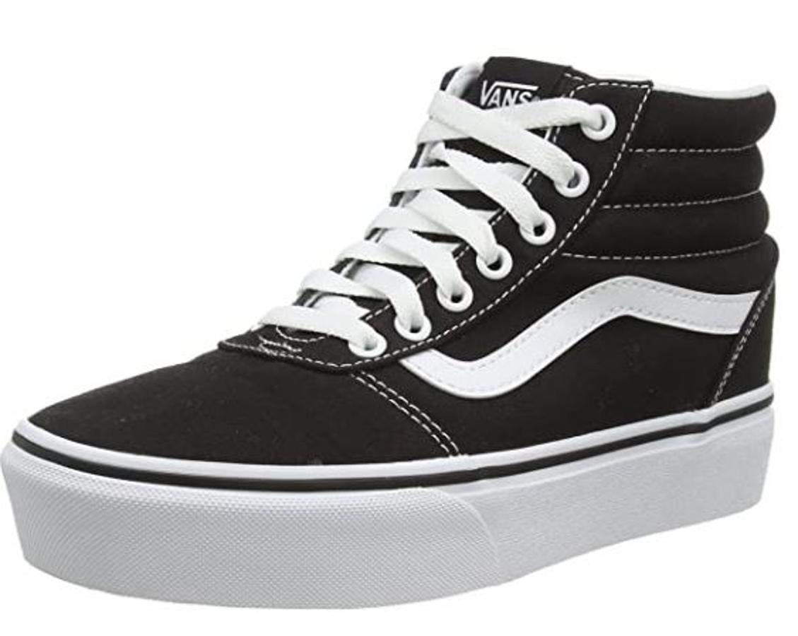 Las cosas como son: unas Vans nunca sobran en ningún armario. Así de simple. Pero unas como éstas que puedes ver aquí, modelo Ward Hi Platform, en color negro y con su característica suela de goma gruesa, que reúne la más agradable comodidad del calzado deportivo con la elegancia femenina más urbanita… son directamente imprescindibles.  Las puedes conseguir ahora por sólo 42,41 euros , lo que supone una rebaja del 43% respecto a su precio original.