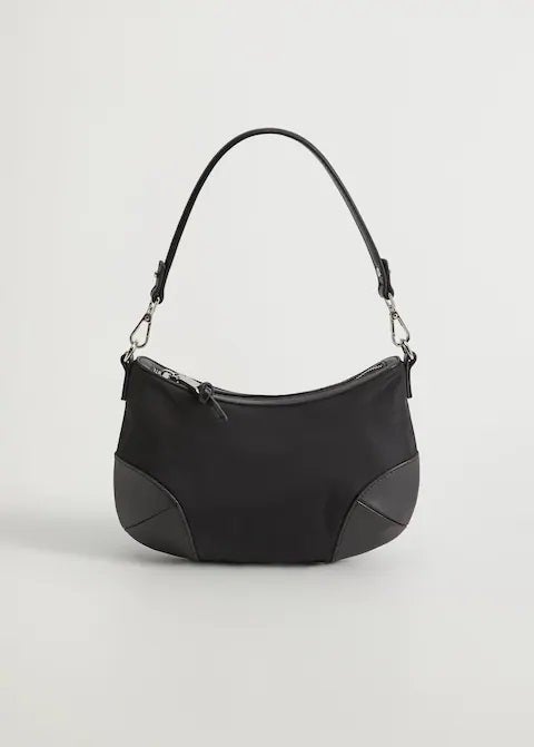 Bolso baguette de tela con nylon combinado en todo negro, el complemento más ponible de la lista. (19,99 euros).