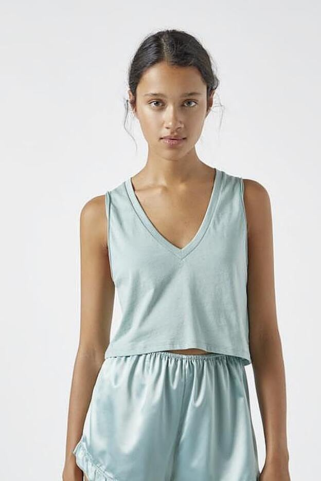 Una camiseta interior no tiene por qué no set mona. Esta es ideal para llevar conjuntada con los shorts de raso y cuesta solo 7,99 euros.