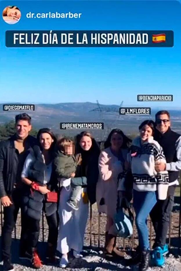 Los hermanos Matamoros y sus parejas, disfrutando del festivo en familia.