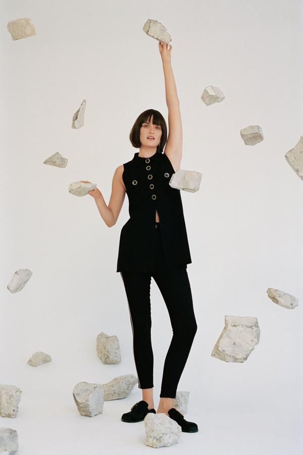 Estos vaqueros pitillo negros de Zara tienen un toque 'sorpresa': un detalle de cadena en la costura lateral que, además de hacerlos muy especiales, estiliza. Cuestan 15.99 euros en los Special Prices de Zara.