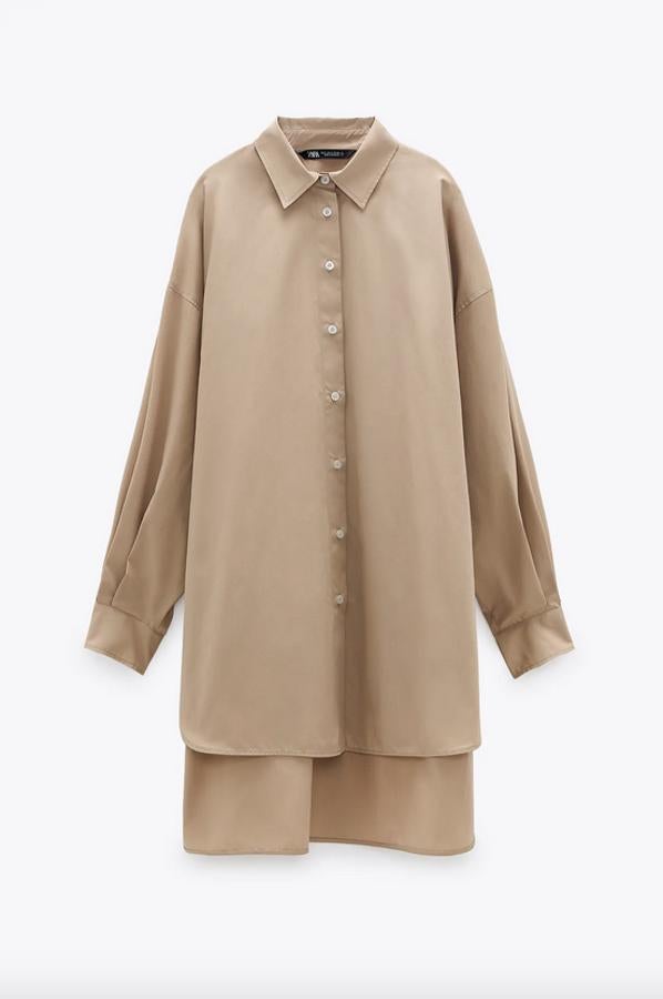 Bajo asimétrico con aberturas laterales para esta camisa oversize de popelín de Zara, con cuello solapa, mangas largas y cierre frontal de botones. Confeccionada con algodón orgánico, cuesta 25,95 euros y está disponible entre las tallas XS y XL.