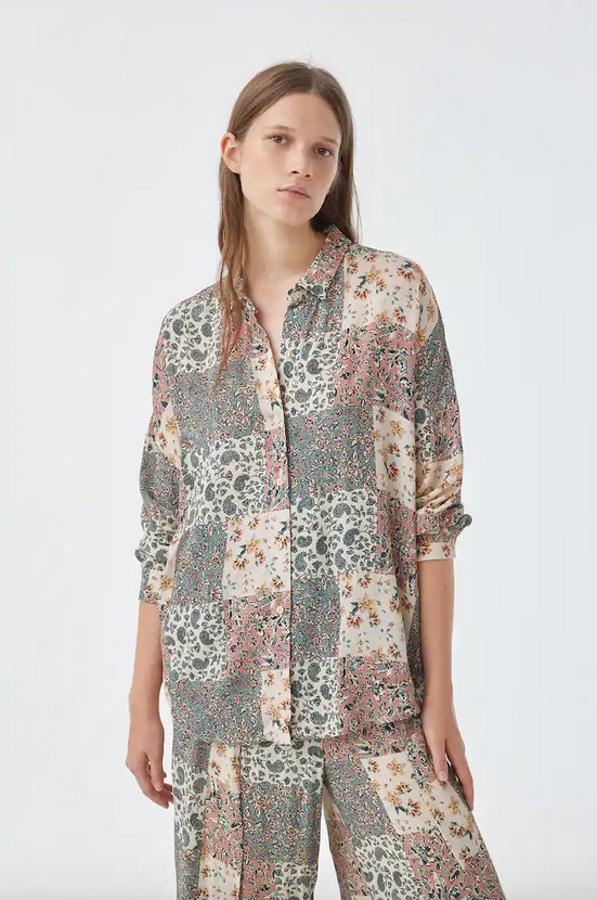 En Pull&Bear han apostado por el patchwork en tonos pastel para esta camisa oversize con cuello clásico, mangas largas y cierre frontal de botones. Confeccionada en viscosa, cuesta 25,99 euros y está disponible entre las tallas XS y L.