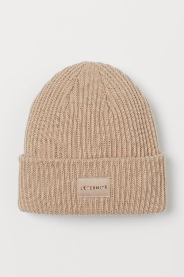 En doble capa de punto de canalé suave, este gorro de H&M con vuelta cosida viene con una pequeña aplicación de tela en el frontal. Está disponible en siete colores, entre ellos el beige, el gris, el fucsia o el burdeos. Cuesta 7,99 euros.