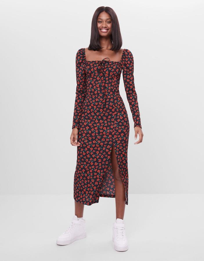 Con escote cuadrado y estampado de flores, además de una abertura en el lateral que lo convierte en una prenda sexy pero también práctica. Y perfecta para llevar como te decimos, con zapatillas y 'chupa' de cuero por solo 19,99 euros que cuesta el vestido.