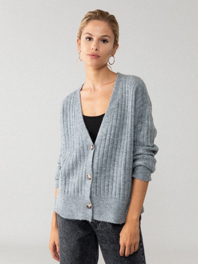 Chaqueta oversize con punto canalé. Ideal para combinar con todos los vaqueros de tu armario. (15,99 euros).