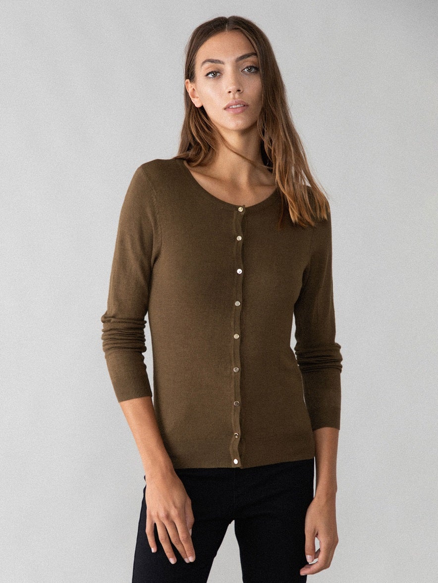 Chaqueta básica de punto fino, la rebeca cómoda y barata que estabas buscando. (7,99 euros).