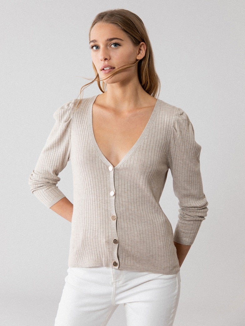 De nuevo, mangas abullonadas en esta chaqueta de punto fino. Una apuesta segura para cualquier estilismo de otoño. (12,99 euros).