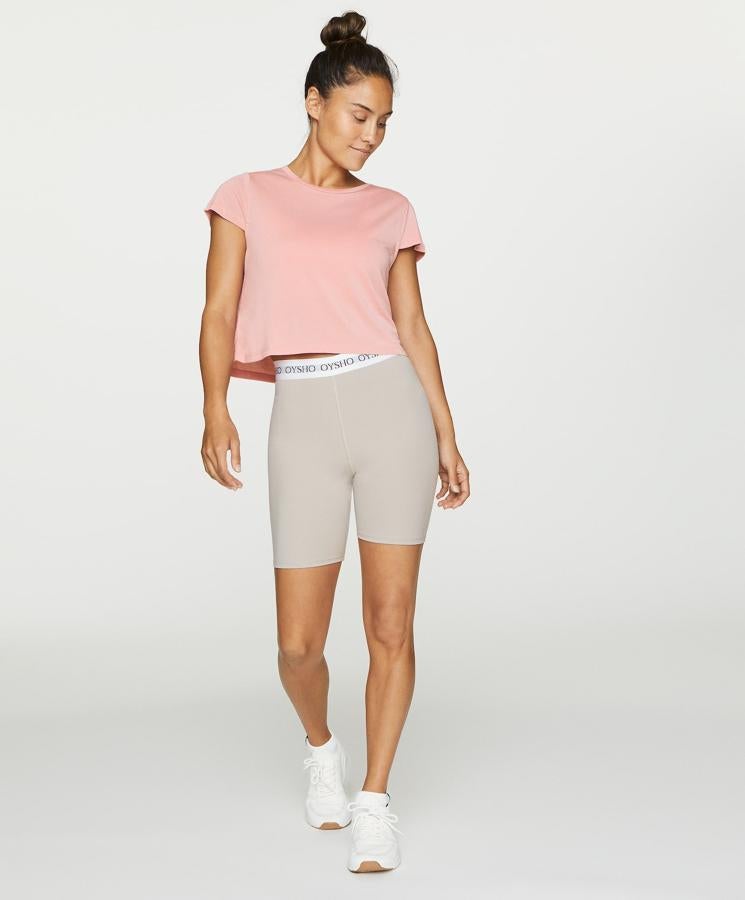 Para las más calurosas... mallas de ciclista, (15,99 euros), y camiseta, (12,99 euros), de Oysho.